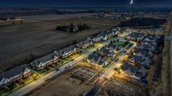 $300,000 | 607 Clayton Circle, Unit 607, Sycamore, IL 60178