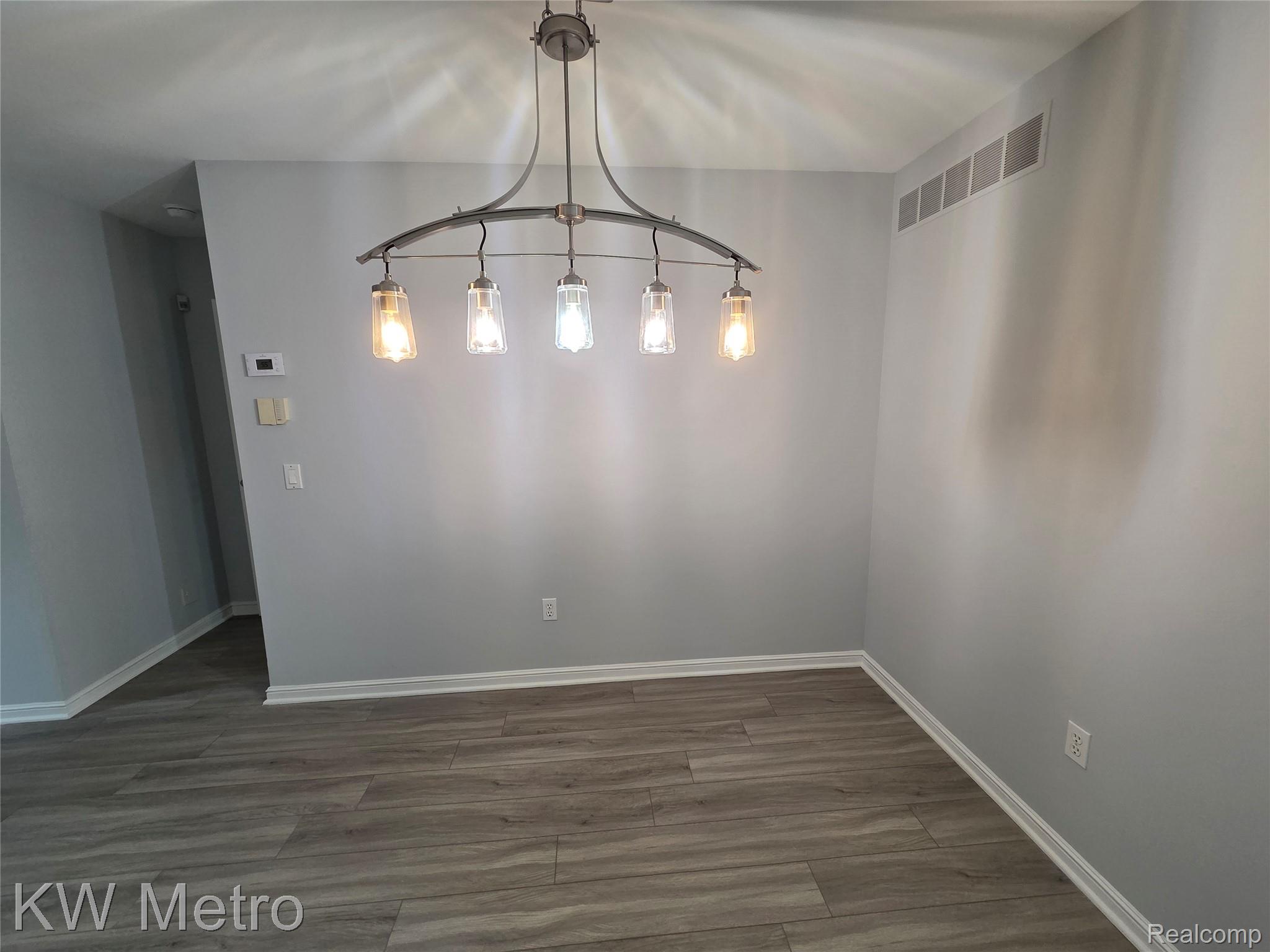 6680 Ridgefield Circle, Unit 104 West Bloomfield, MI 48322 - Photo 10 of 20 DINING AREA
