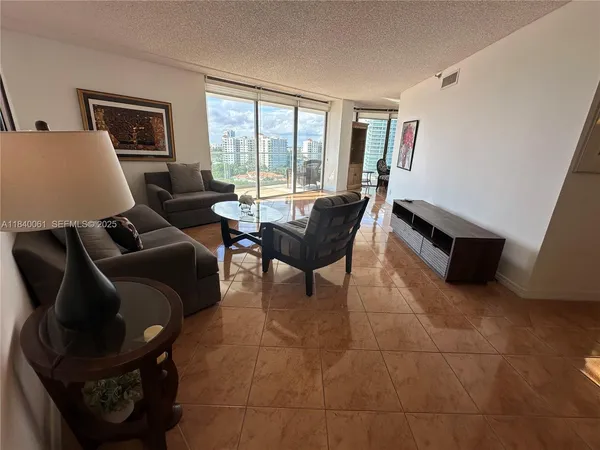 $3,500 | 19707 Turnberry Way, Unit 15B, Aventura, FL 33180
