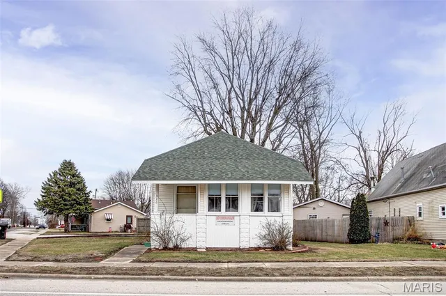 $199,900 | 320 North State Street, Roodhouse, IL 62082