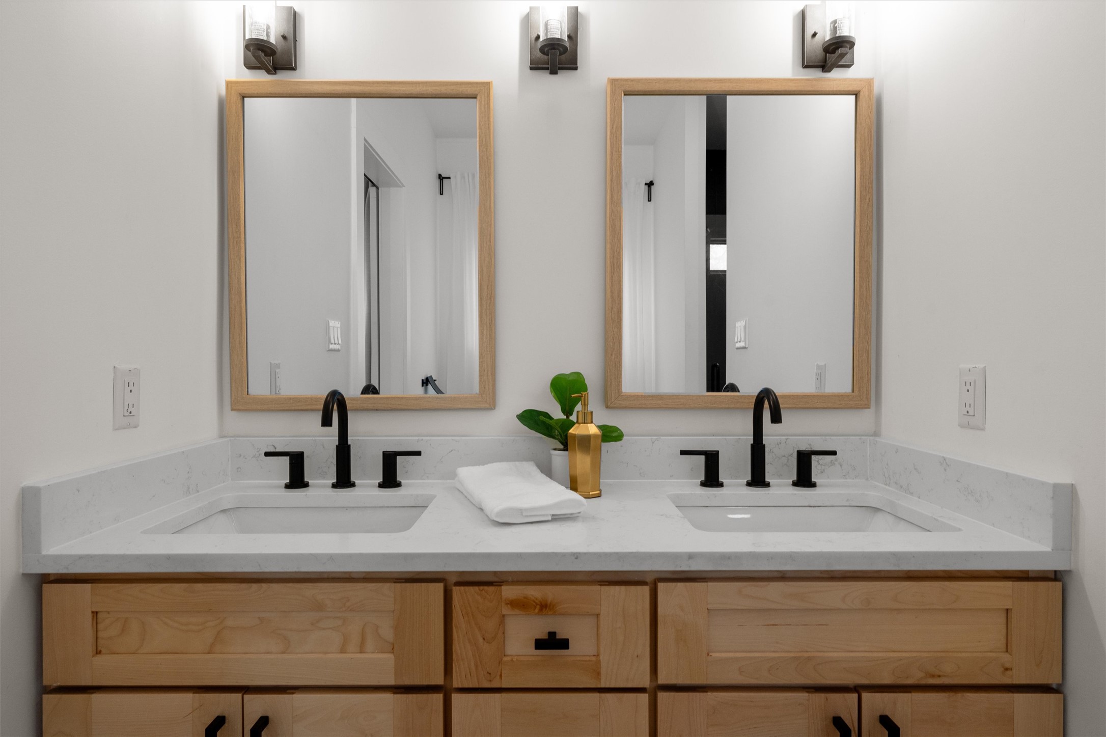 1108 Dunman Drive Georgetown, TX 78628 - Photo 33 of 40 a bathroom with double vanity sinks and a mirror