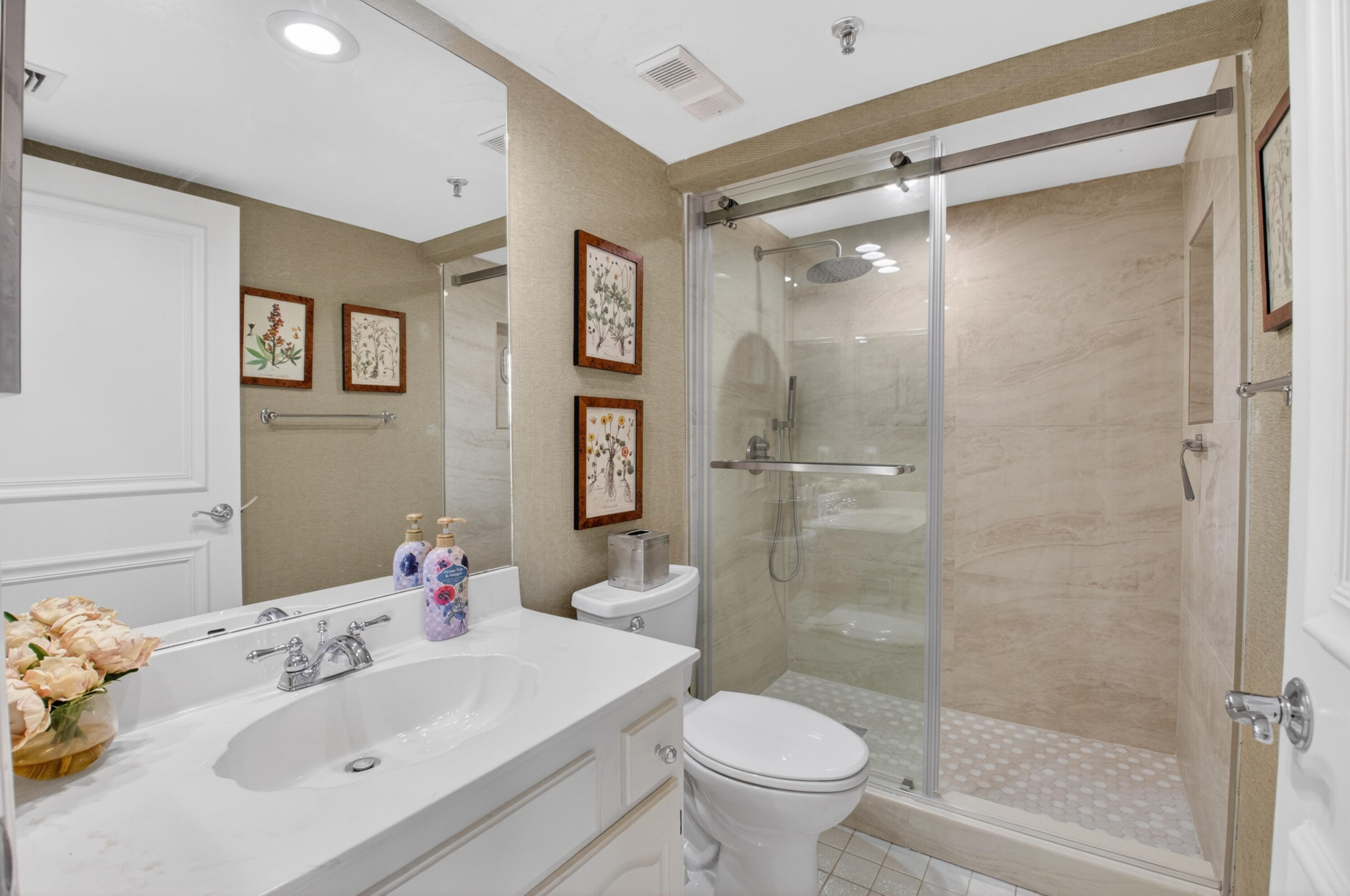 6797 Willow Wood Drive, Unit 6056 Boca Raton, FL 33434 - Photo 22 of 62 Full Guest Bath