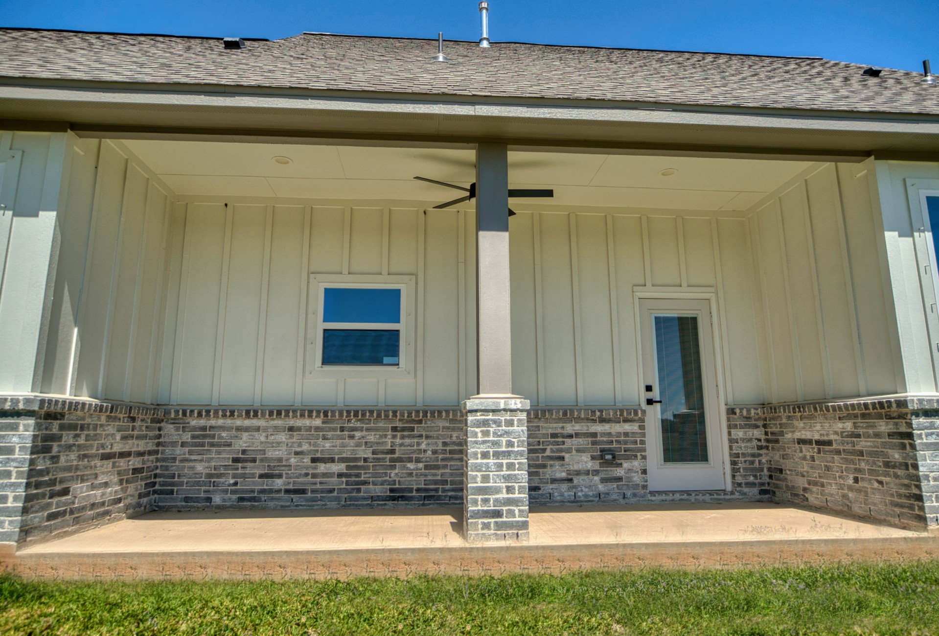 925 Buffalo Trail Angleton, TX 77515 - Photo 42 of 45 a front view of a house