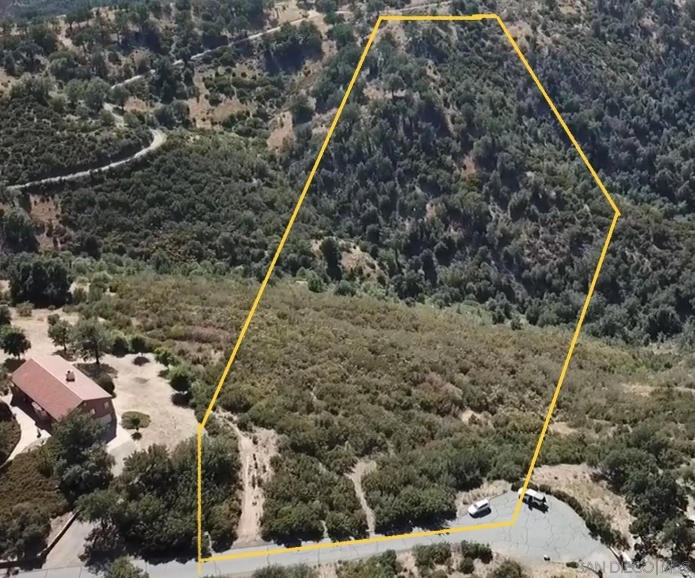 a view of a backyard