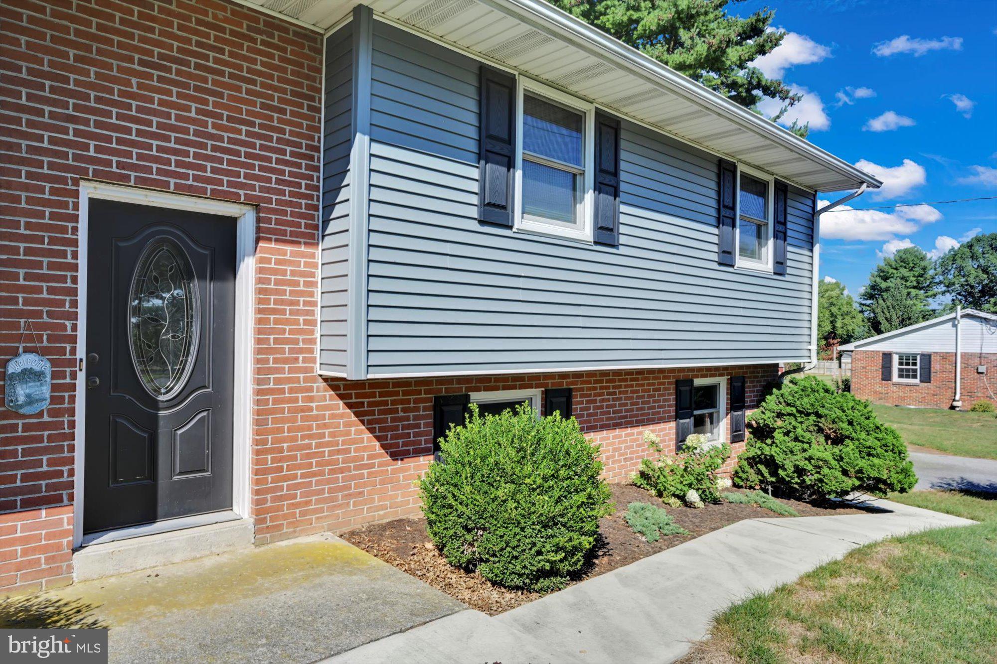 802 Pine Hill Road Lititz, PA 17543 - Photo 3 of 27 V3
