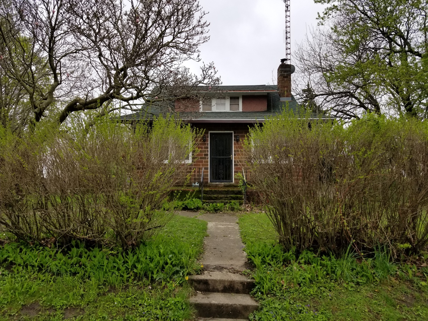 1125 B Inlet Road Amboy, IL 61310 - Photo 1 of 30 a front view of a house with garden