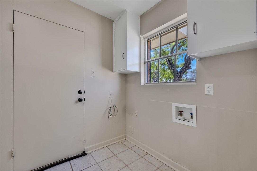 3401 Floyd Street Corpus Christi, TX 78411 - Photo 18 of 39 a view of small space with wooden floor and a window