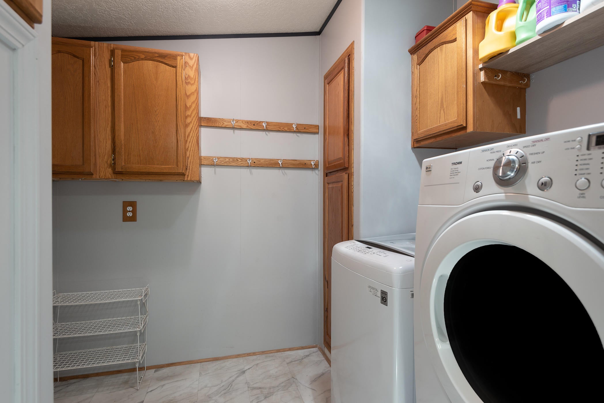 14638 Southwest Chickadee Road Terrebonne, OR 97760 - Photo 22 of 48 20 Laundry_Mud Room