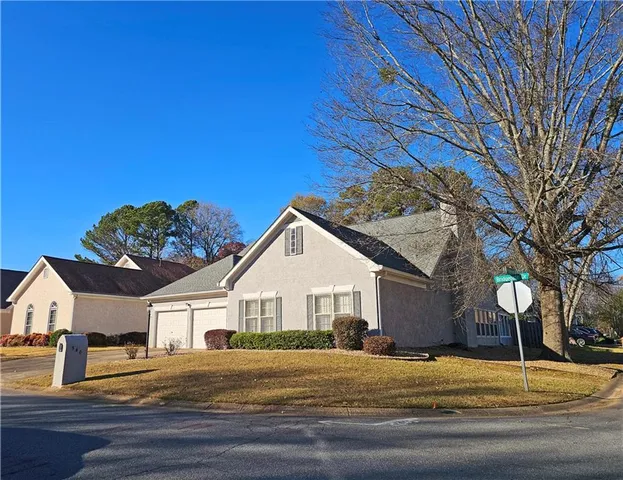 a view of a house with a yard