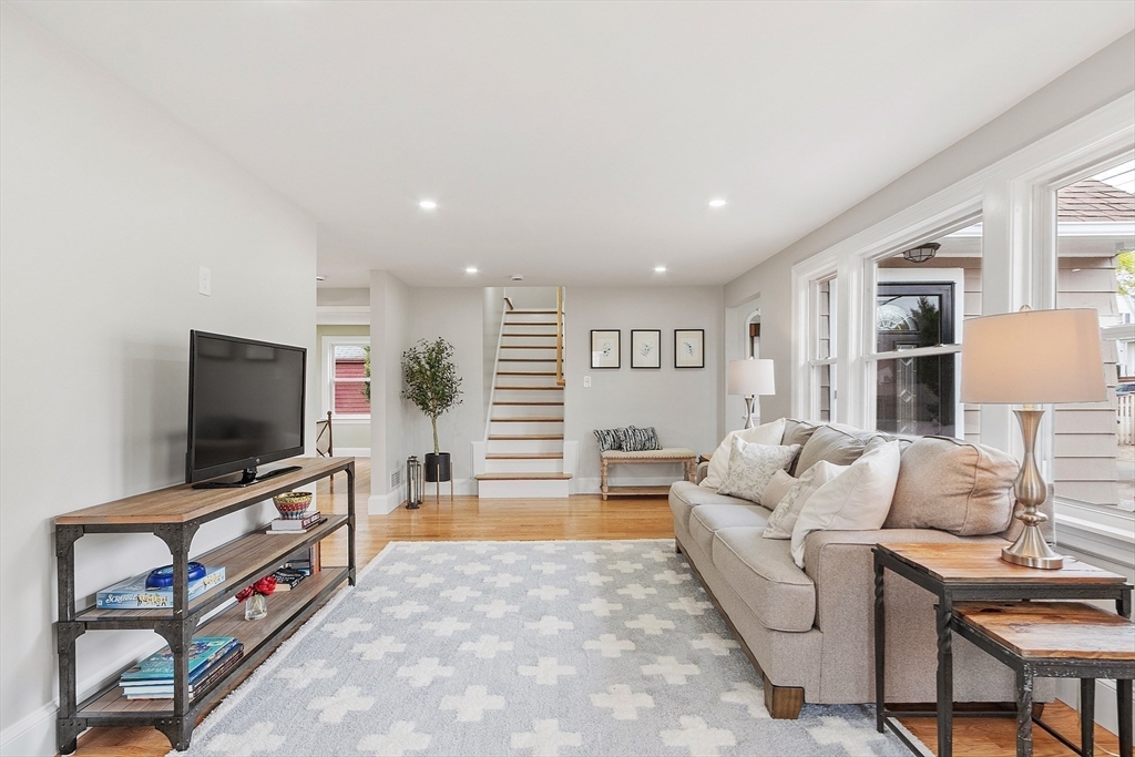 287 Waverly Road North Andover, MA 01845 - Photo 3 of 40 Gallery Image 3