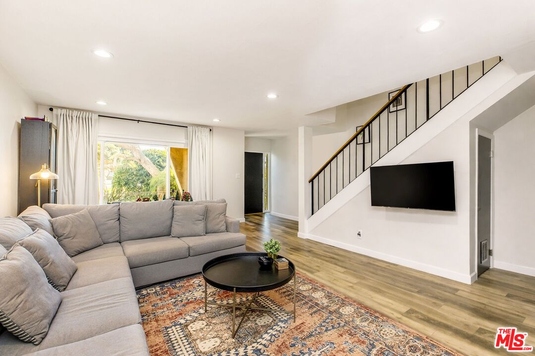8025 Redlands Street, Unit 13 Playa del Rey, CA 90293 - Photo 3 of 43