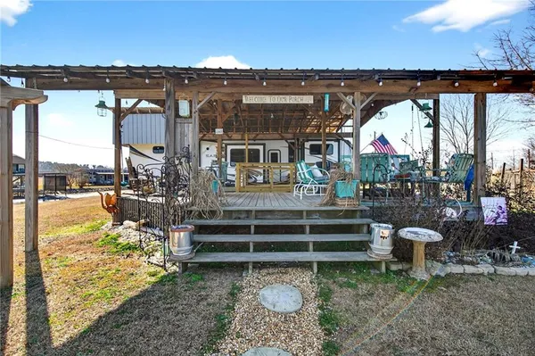 a view of entryway with a big yard