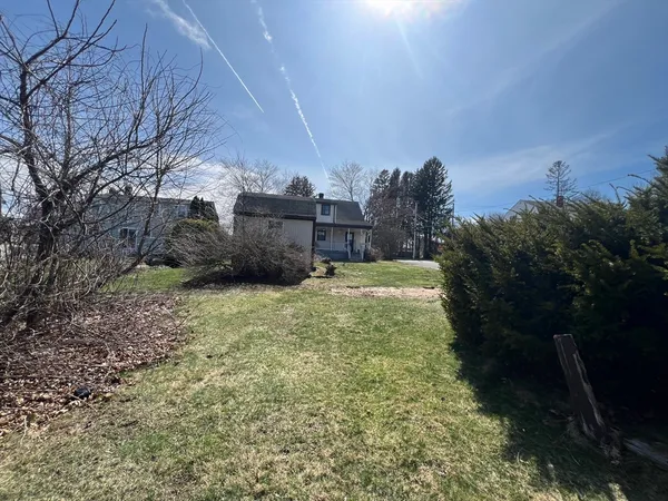 a view of a backyard