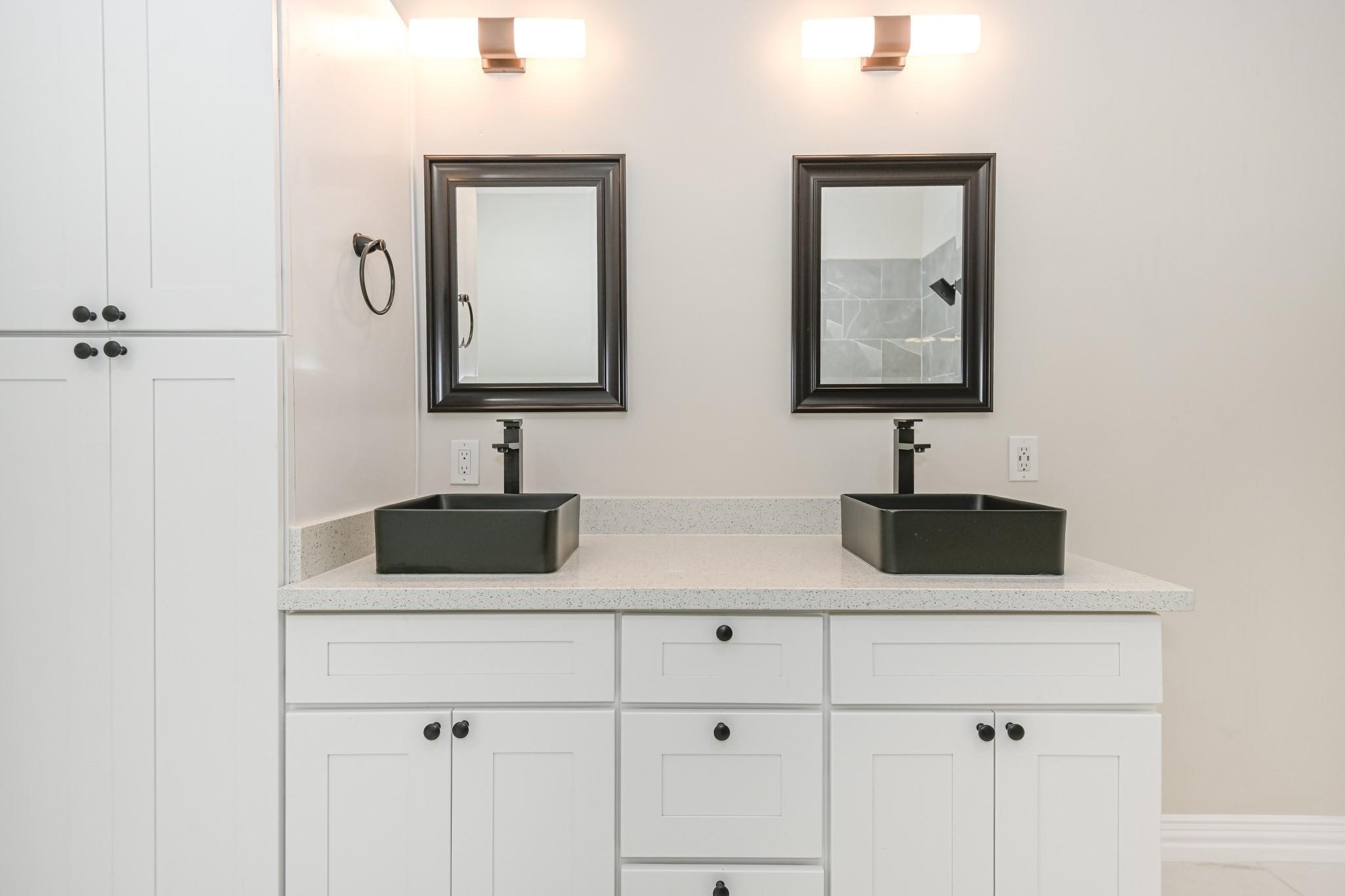 2902 Houston Avenue Houston, TX 77009 - Photo 32 of 42 a bathroom with double sink and a mirror