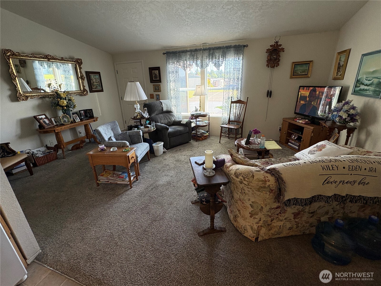 51 Meander Way Aberdeen, WA 98520 - Photo 10 of 22 a living room with furniture and a window