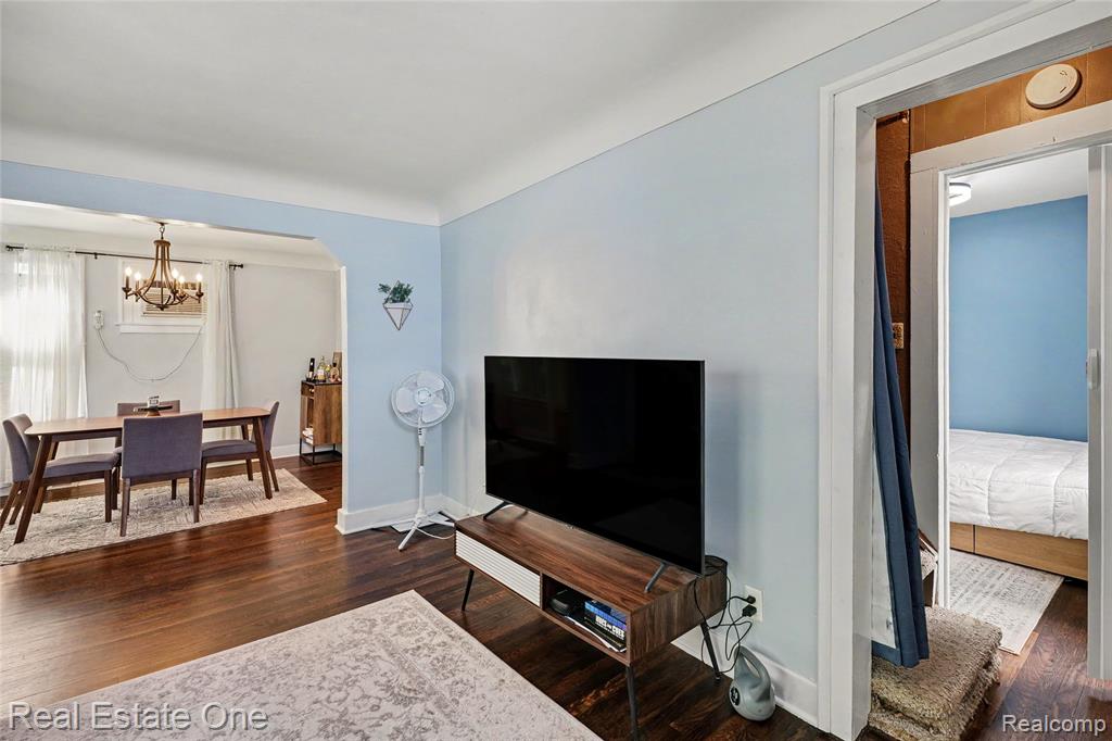2073 Roslyn Road Grosse Pointe Woods, MI 48236 - Photo 7 of 30