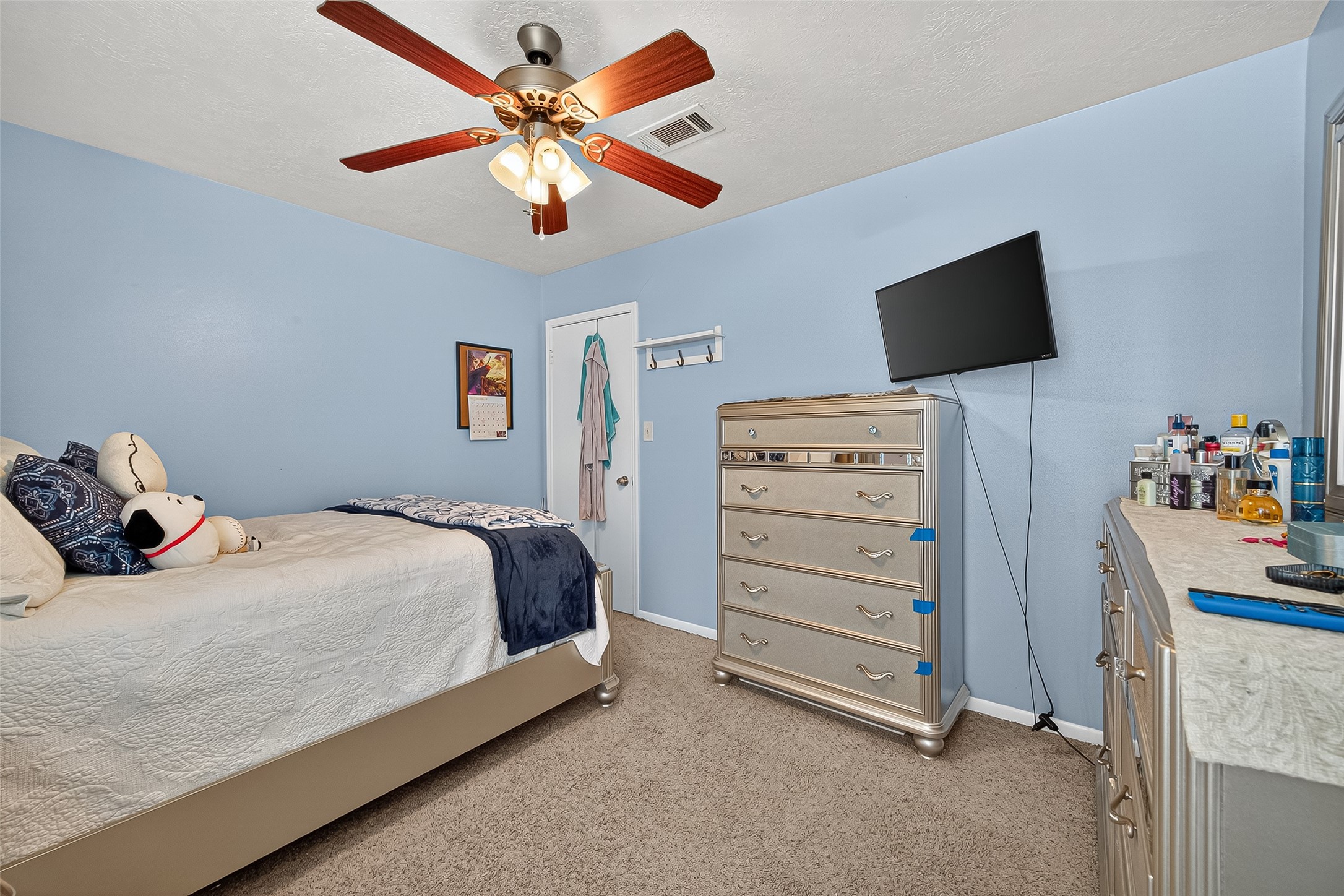 14415 Wadebridge Way Houston, TX 77015 - Photo 29 of 41 a bedroom with a bed and a flat tv screen