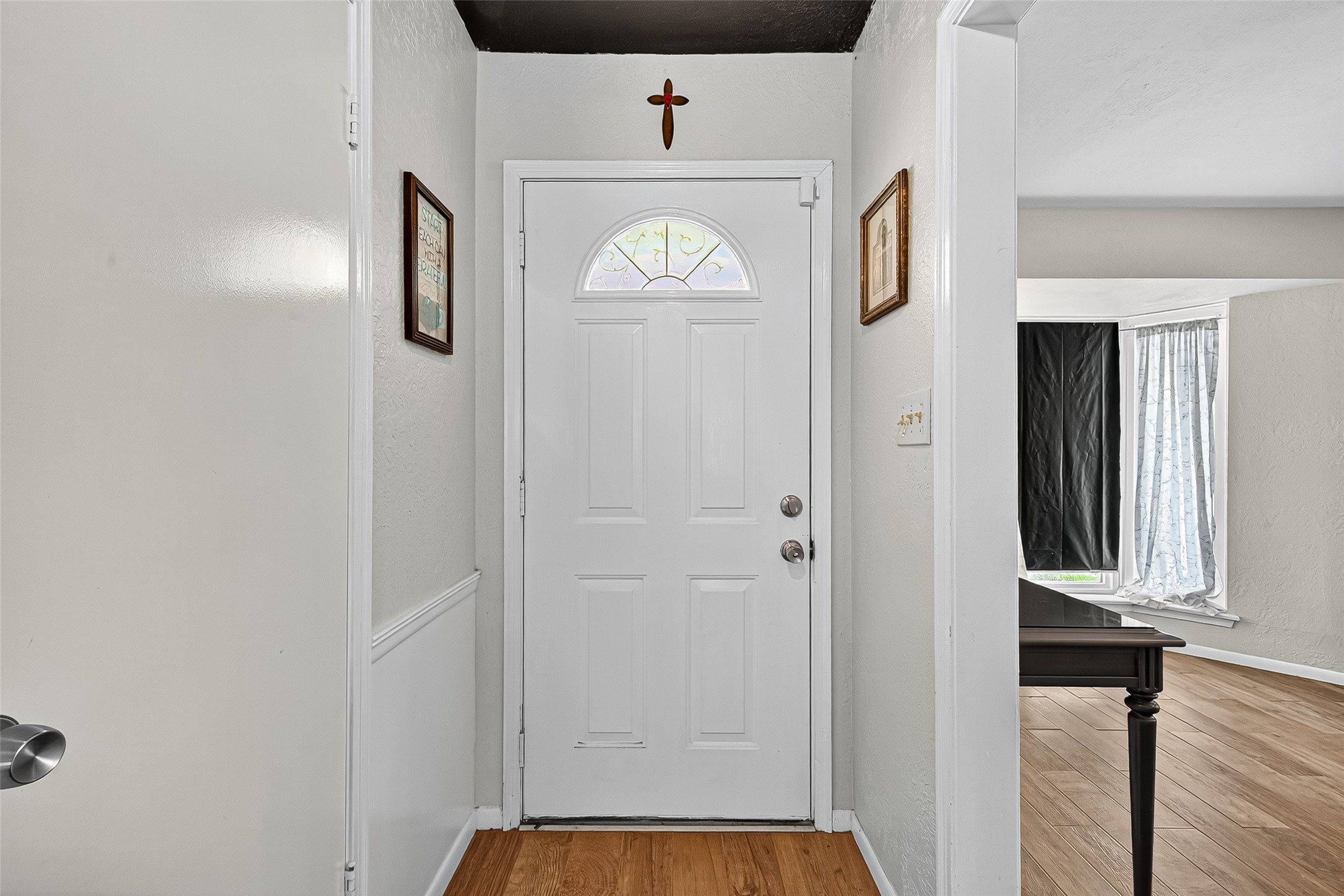 14415 Wadebridge Way Houston, TX 77015 - Photo 7 of 41 a view of entryway with hallway