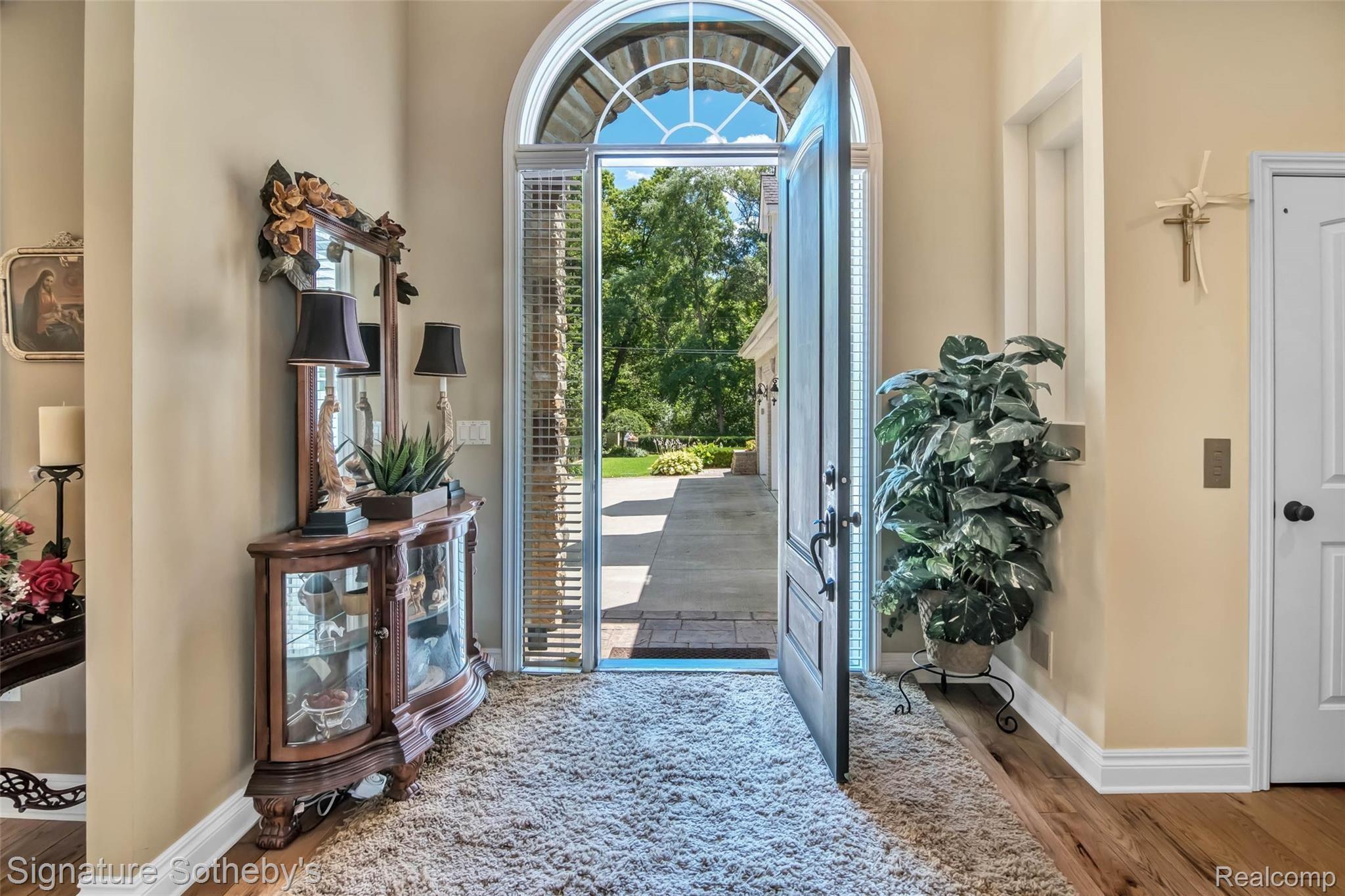 01-2541 Kingston Rd -WindowStill-Re.jpg