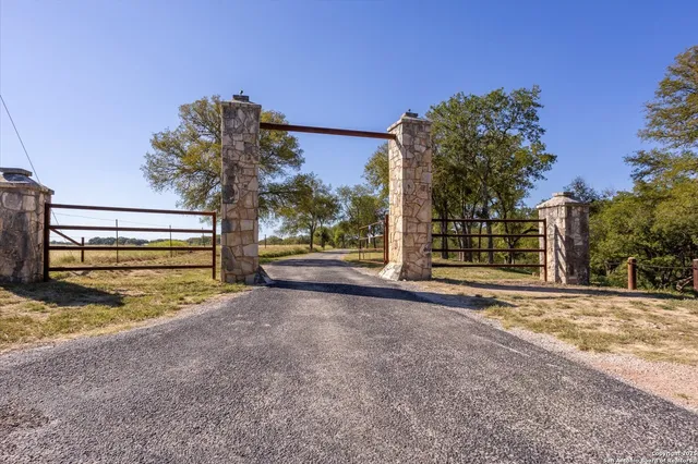 $9,250,000 | 211 Bear Creek Road, Ingram, TX 78025
