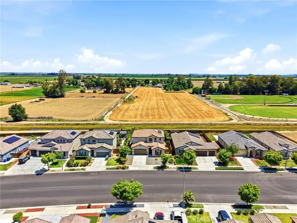 $515,000 | 470 Daphne Lane, Lemoore, CA 93245