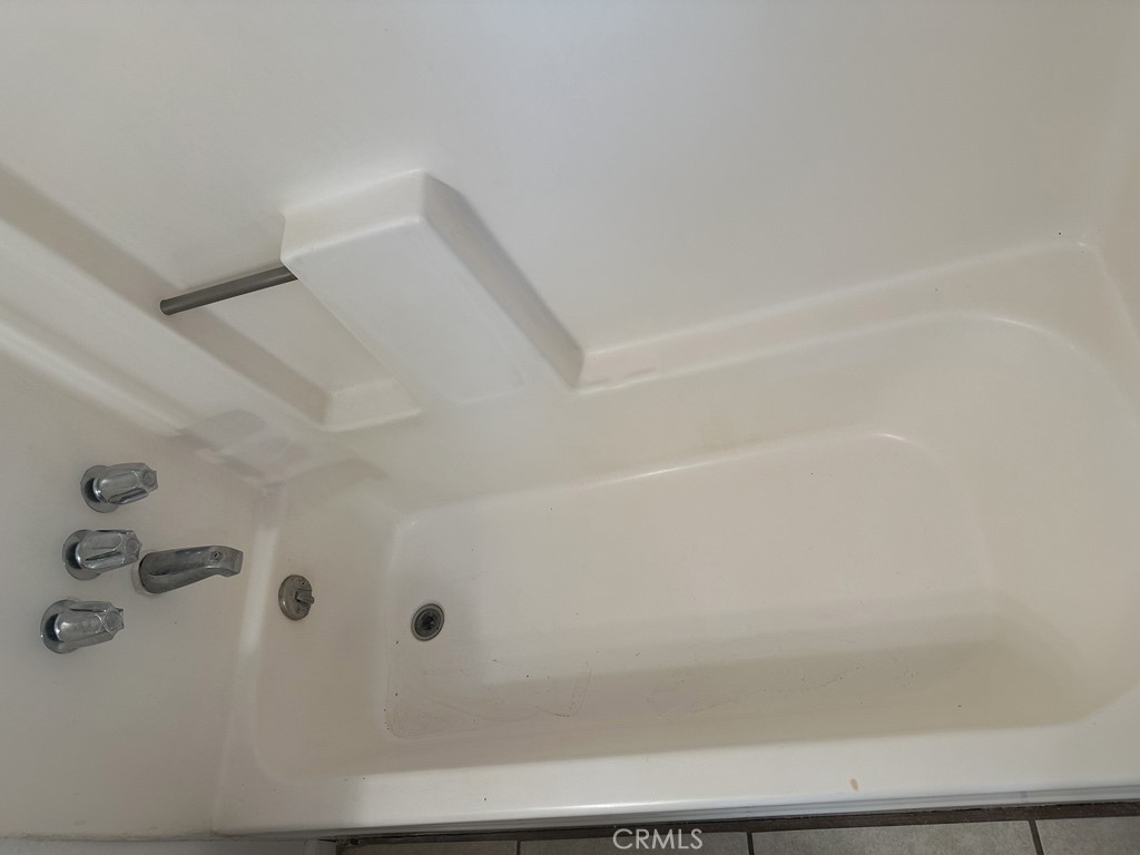 34929 Cedar Road Barstow, CA 92311 - Photo 20 of 22 a bathroom with a bathtub