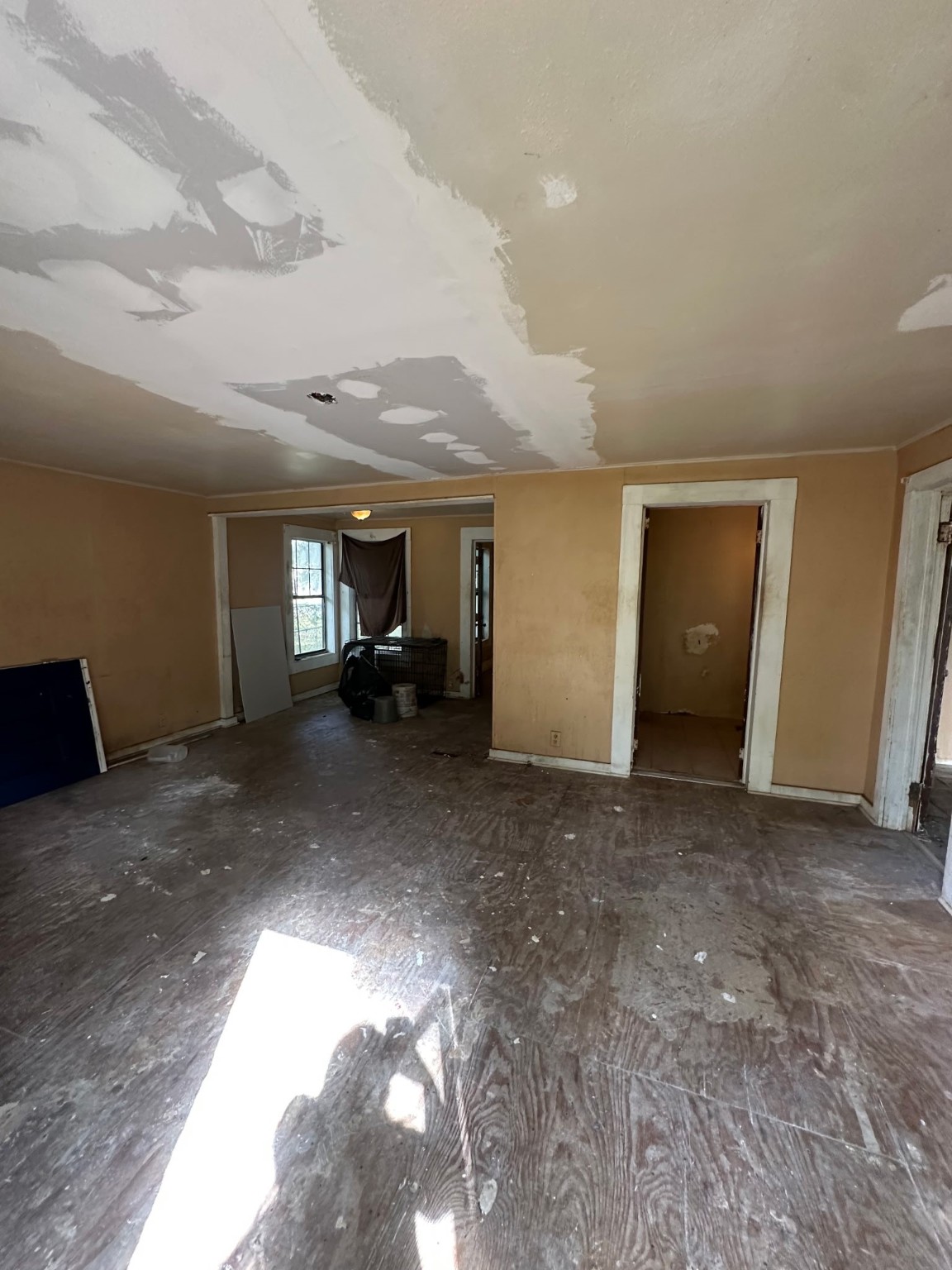 845 Saxe Street Beaumont, TX 77705 - Photo 6 of 7 a view of a livingroom with furniture and a stove