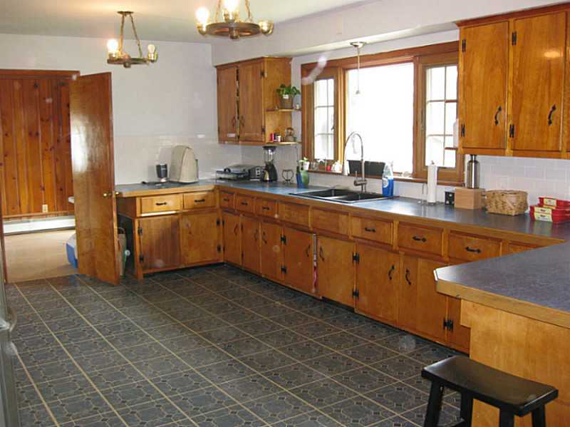 386 Stone Church Road Tiverton, RI 02878 - Photo 4 of 25 Kitchen.