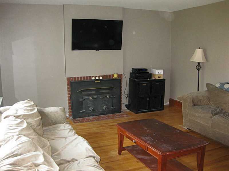 386 Stone Church Road Tiverton, RI 02878 - Photo 6 of 25 Living Room.