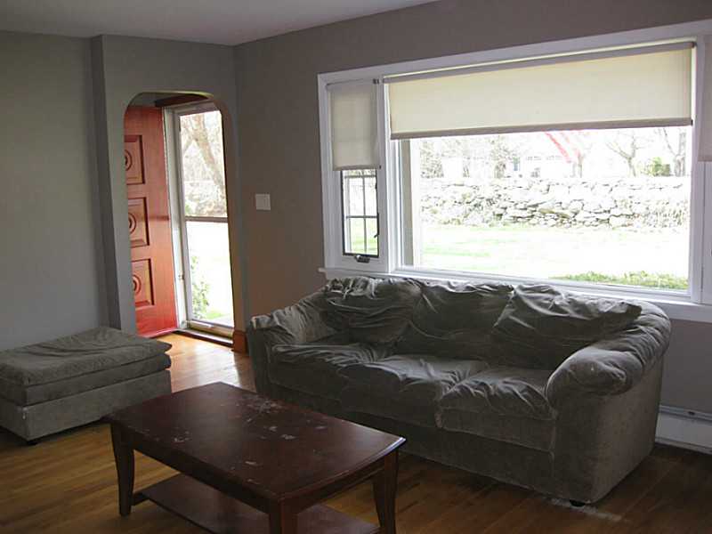 386 Stone Church Road Tiverton, RI 02878 - Photo 7 of 25 Living Room.