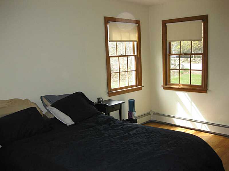 386 Stone Church Road Tiverton, RI 02878 - Photo 8 of 25 Living Room.