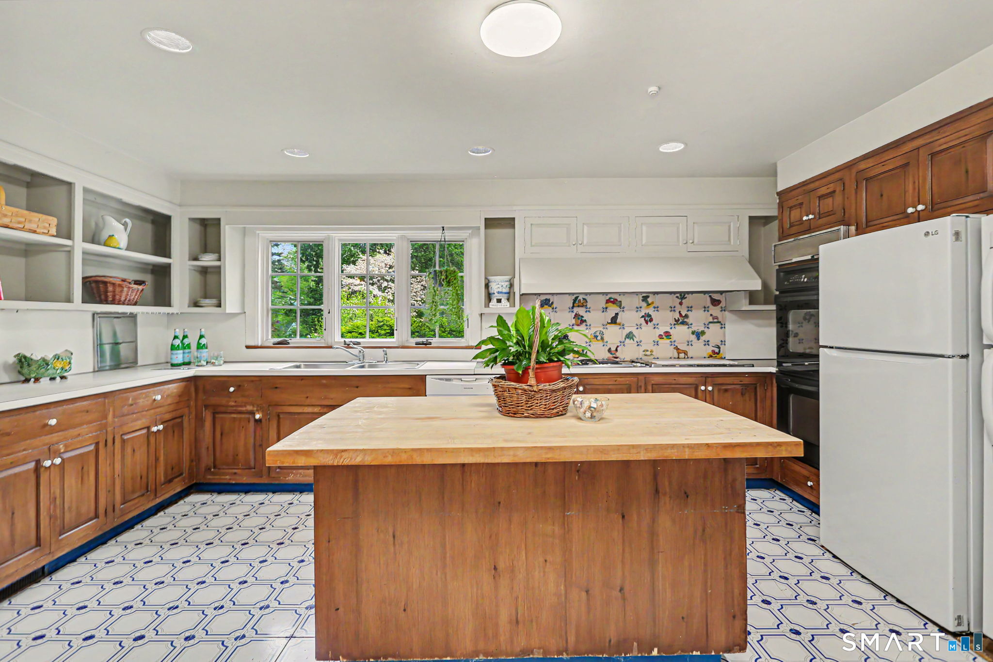 530 Roxbury Road Stamford, CT 06902 - Photo 12 of 40 Great storage and center island provides for breakfast bar seating