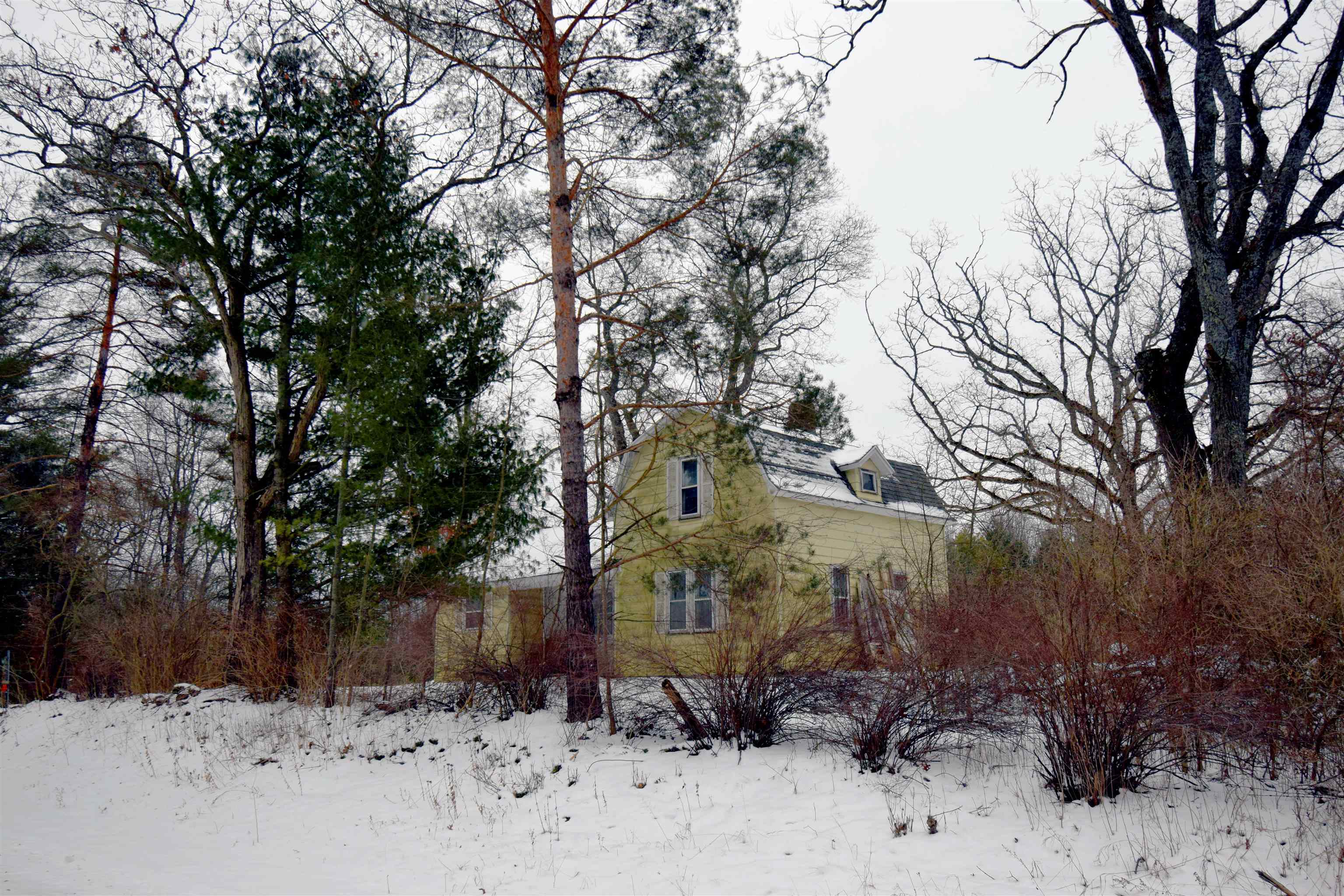 46 East Clarence Road Harrison, MI 48625 - Photo 2 of 47 1930346-e159bdba-318b-4a7e-99a2-3d9daa5aba55.JPG