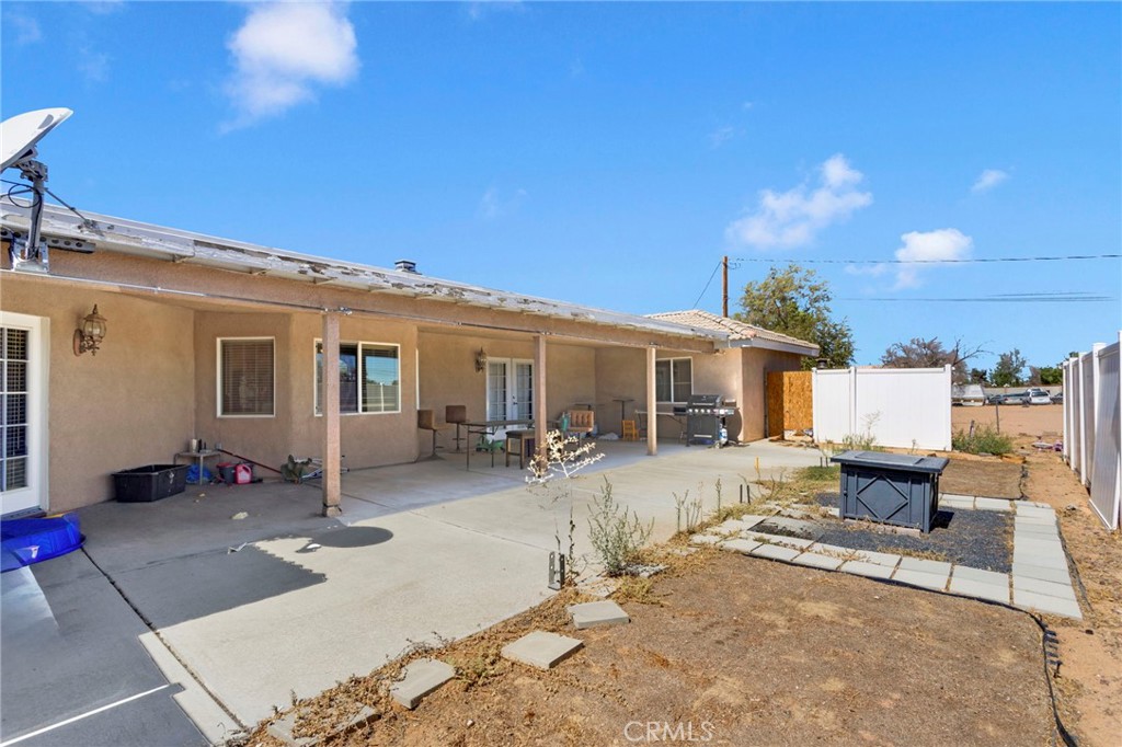 13597 Kiowa Road Apple Valley, CA 92308 - Photo 6 of 44 a view of a dinning table and chairs in the patio