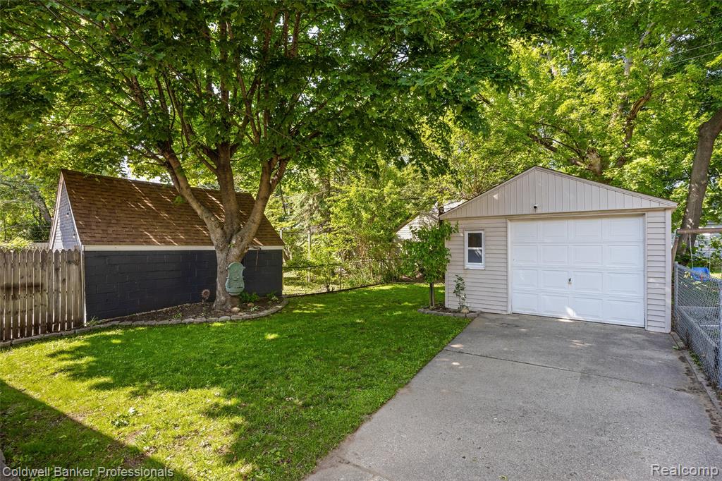 2050 Ridgemont Road Grosse Pointe Woods, MI 48236 - Photo 20 of 22