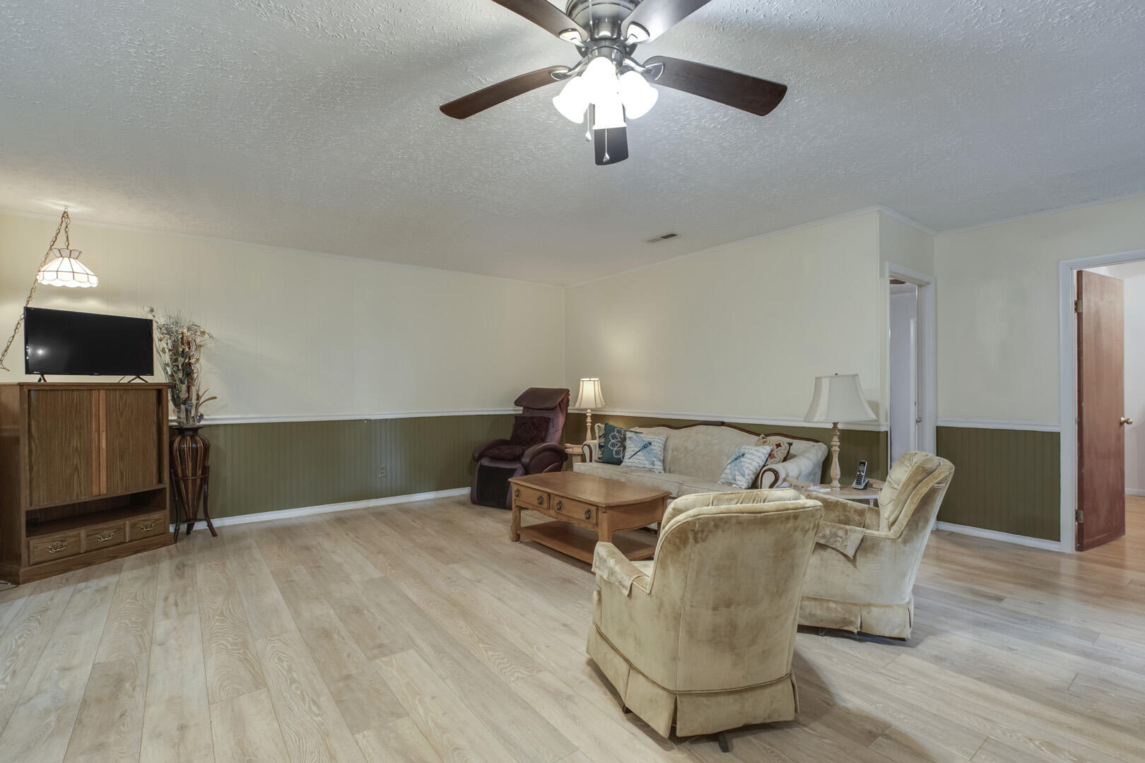 2449 River Road Kingston, TN 37763 - Photo 5 of 31 05_RiverRoad_2449_Living01