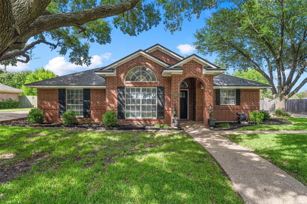 112 Briar Ridge Drive Hewitt, TX 76643 - Photo 1 of 15 Traditional brick facade home featuring a prominent arched entryway and an arched transom window