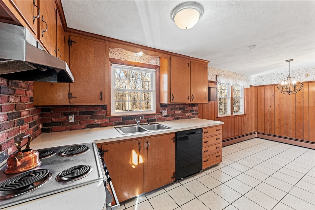 103 Pembroke Lane Coventry, RI 02816 - Photo 3 of 14