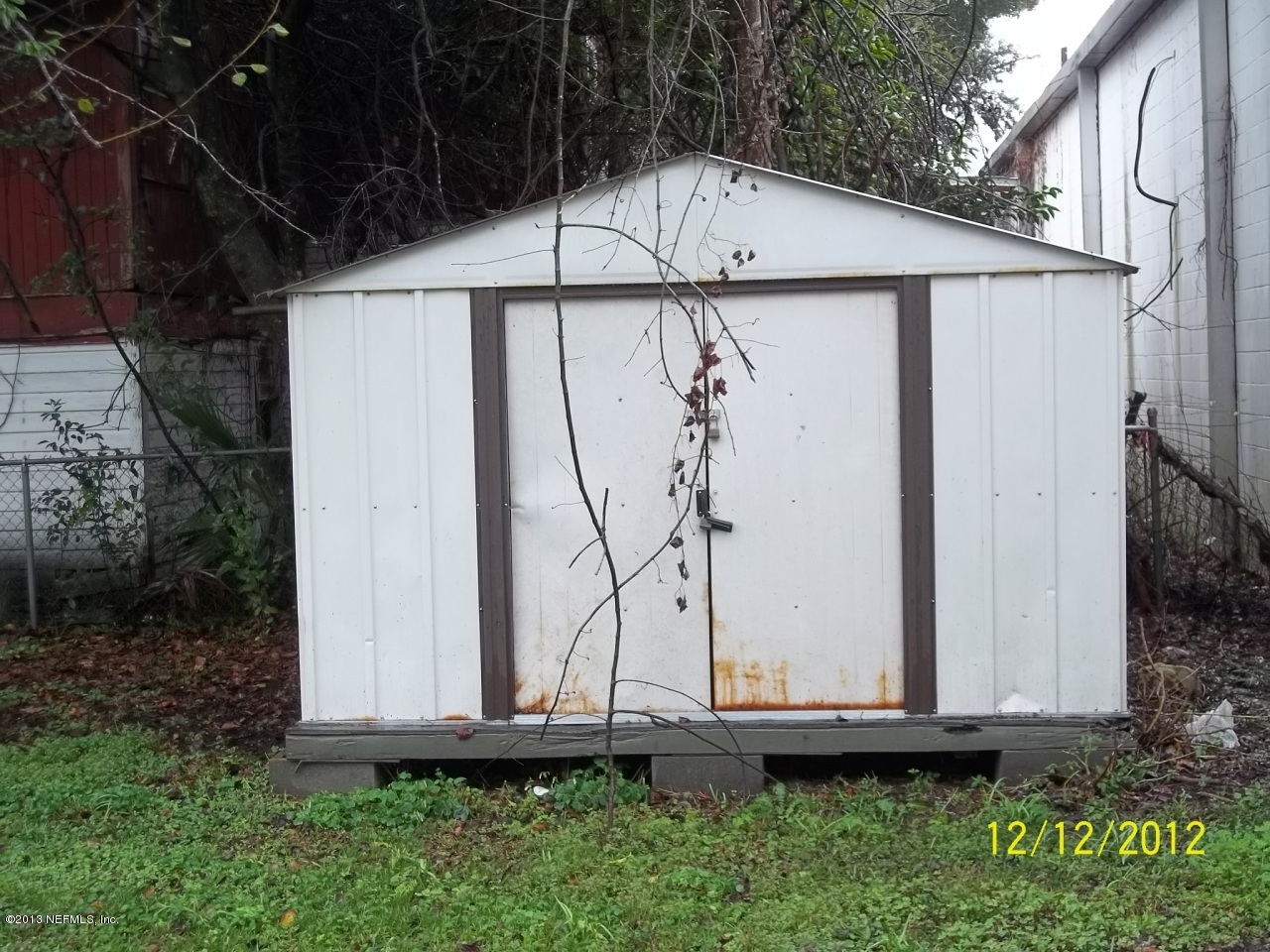 3038 Post Street Jacksonville, FL 32205 - Photo 11 of 13 a view of a back yard with yellow house