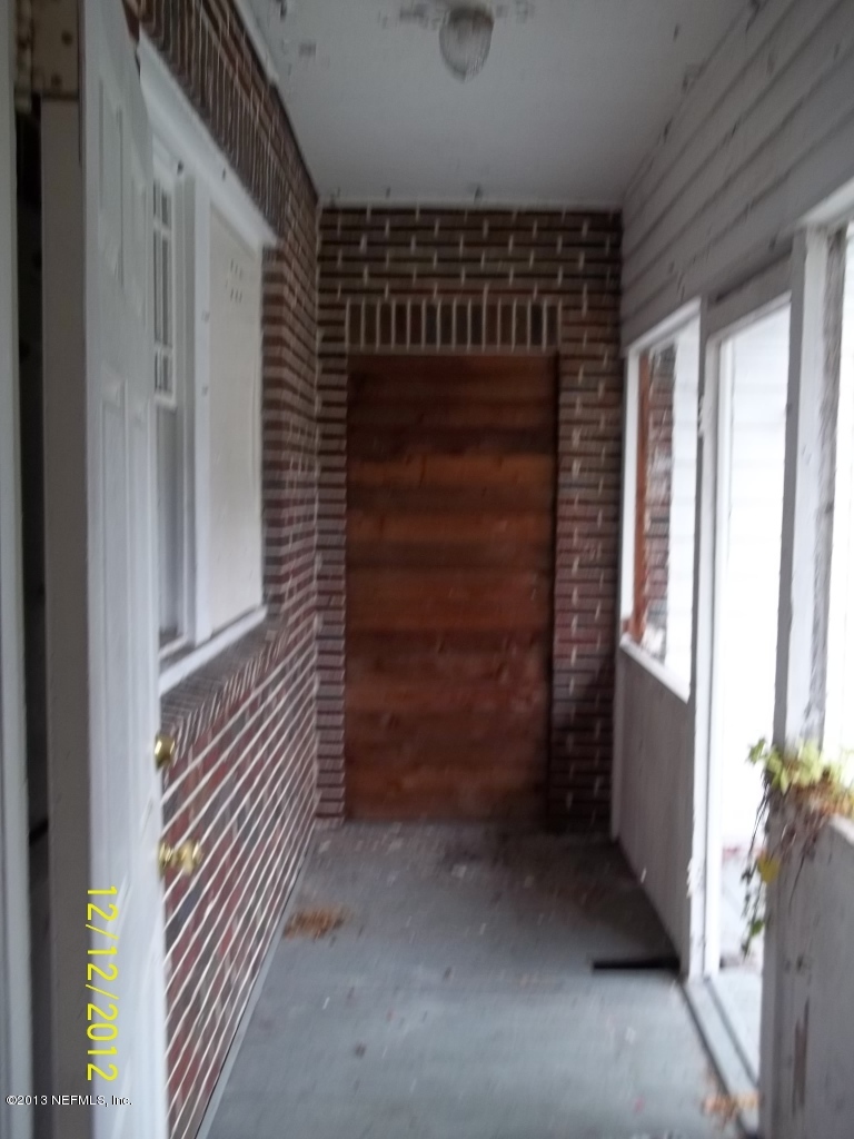 3038 Post Street Jacksonville, FL 32205 - Photo 12 of 13 a view of room with window