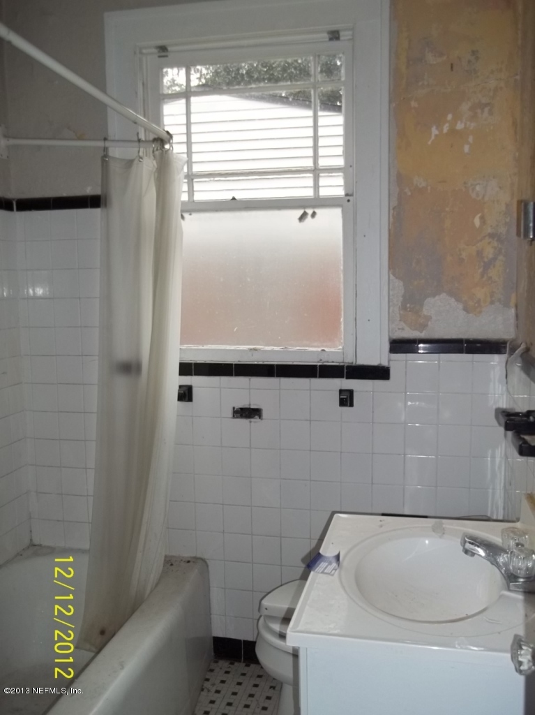 3038 Post Street Jacksonville, FL 32205 - Photo 10 of 13 a bathroom with a tub and sink
