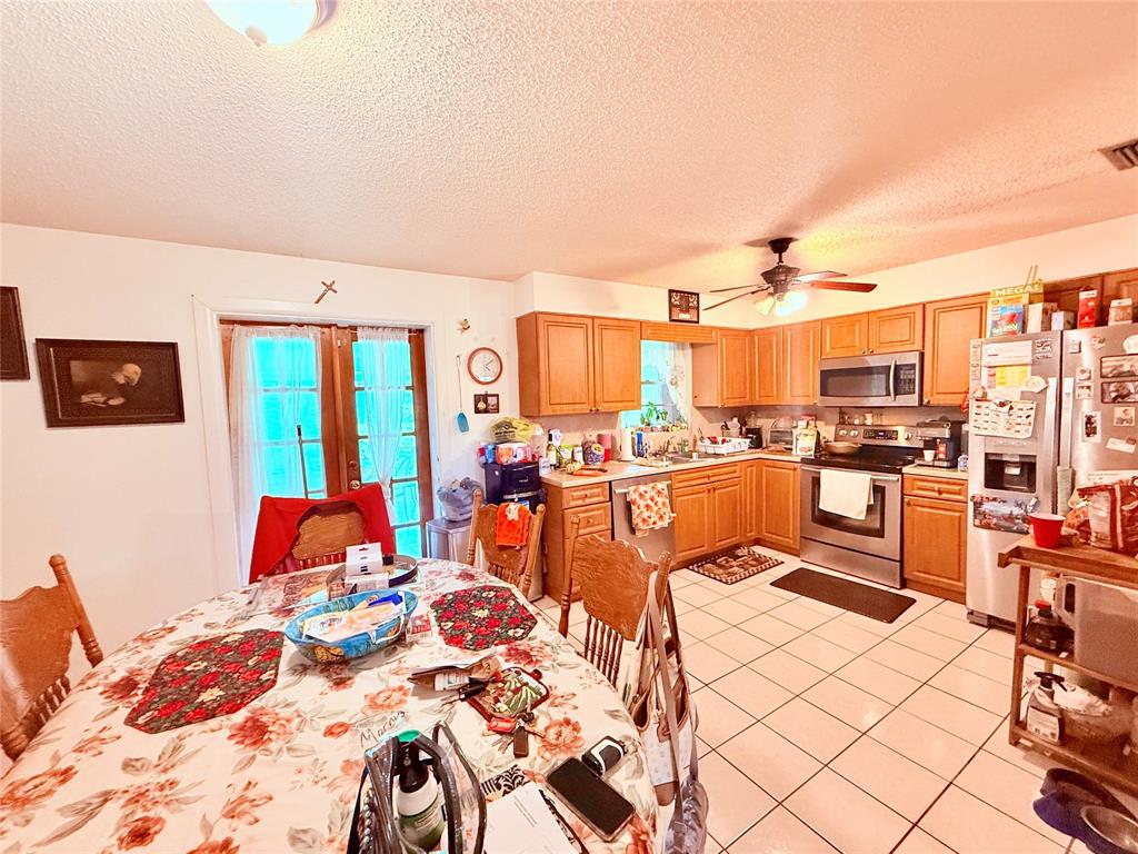 393 Southwest 72nd Terrace Okeechobee, FL 34974 - Photo 10 of 21 a very nice looking bedroom with many windows