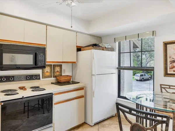 $1,900 | 4440 Weybridge, Unit 4440, Sarasota, FL 34235