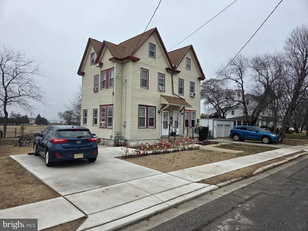 a car parked in front of a white house