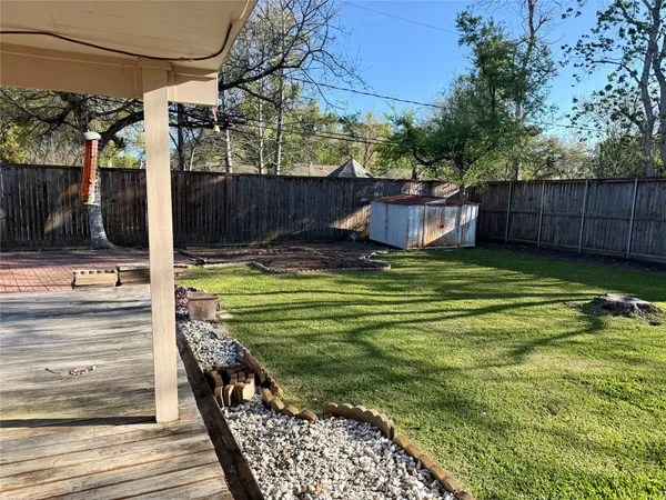 a view of a backyard