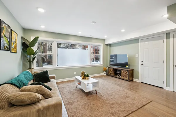 $2,800 | 5565 West Gladys Avenue, Unit 2, Chicago, IL 60644