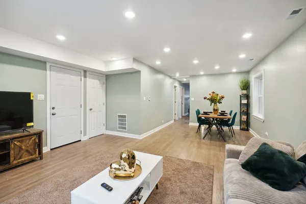 $2,800 | 5565 West Gladys Avenue, Unit 2, Chicago, IL 60644