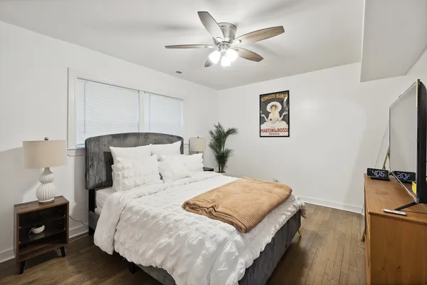 $2,800 | 5565 West Gladys Avenue, Unit 2, Chicago, IL 60644