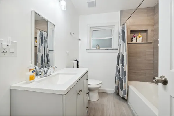 $2,800 | 5565 West Gladys Avenue, Unit 2, Chicago, IL 60644