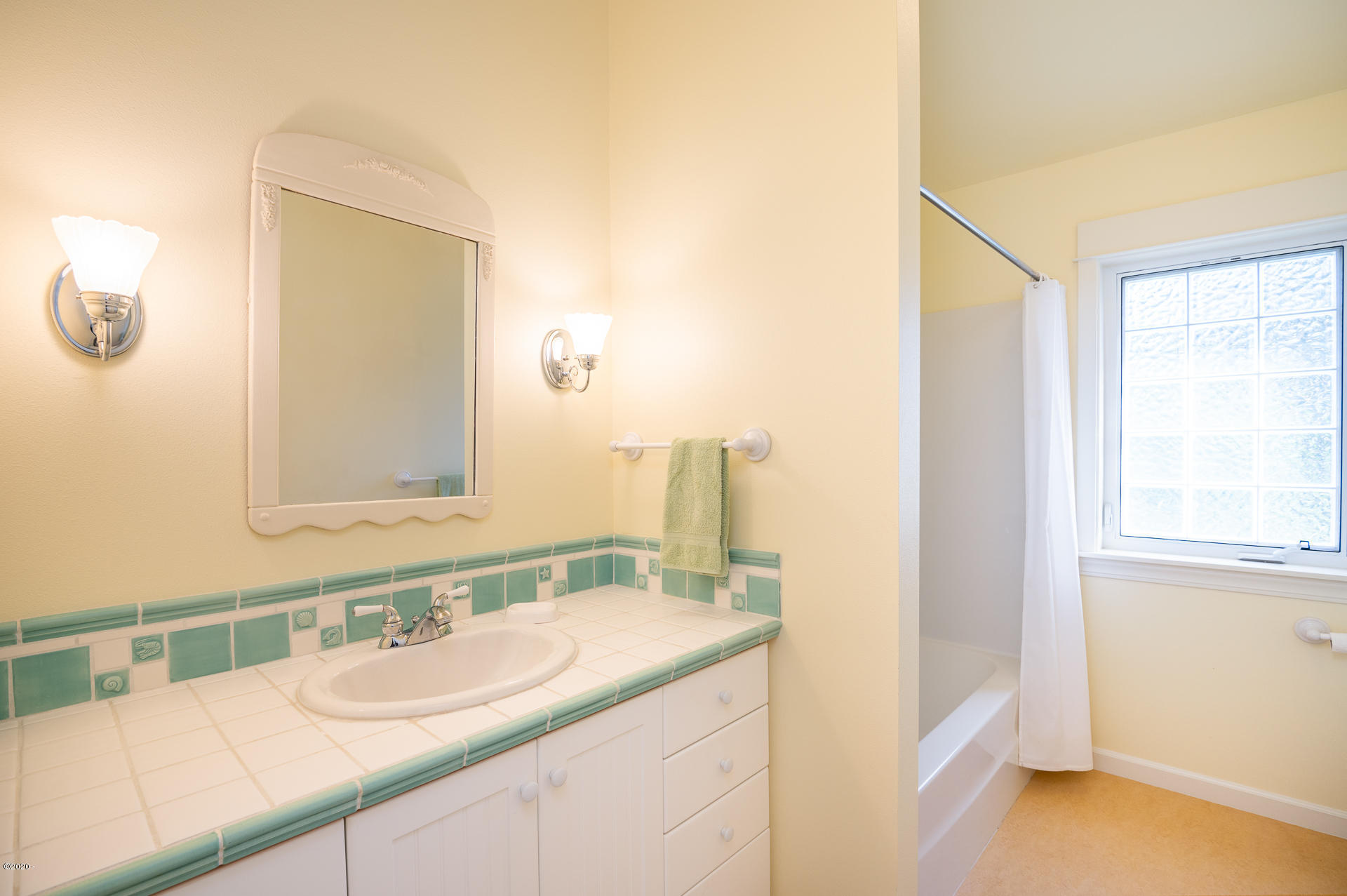 2100 Overleaf Loop Yachats, OR 97498 - Photo 23 of 51 Upstairs bath